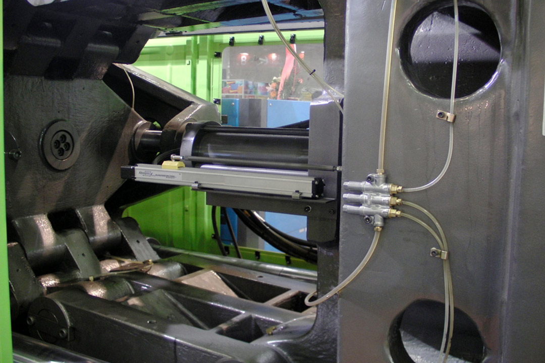 磁致外置式 在注塑机上的应用